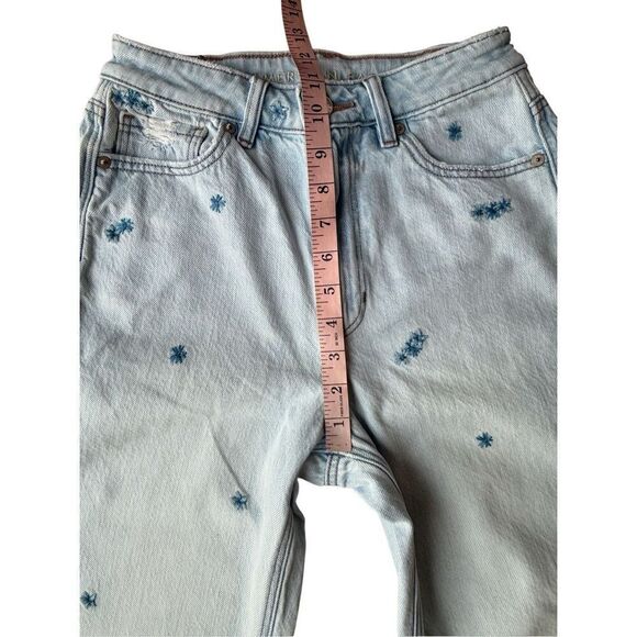 American Eagle Light Wash Floral Embroidered Highest Rise Mom Jeans Size 4 - Picture 9 of 10